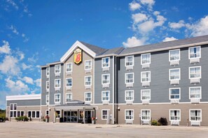 A multi-story hotel with a prominent 'Super 8' sign, a covered entrance, and a parking lot. - Super 8 by Wyndham Kapuskasing (Kapuskasing)