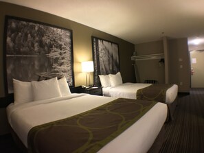 Pillow-top beds, desk, laptop workspace, blackout curtains - Super 8 by Wyndham Kapuskasing (Kapuskasing)