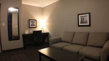 Suíte, 1 cama Queen | Camas com colchões pillow-top, escrivaninha