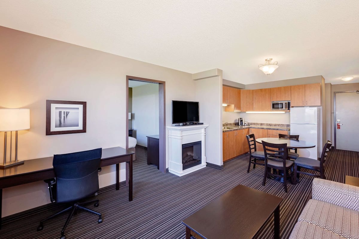 Suite, 1 King Bed Executive Suite | Materassi a doppio strato, una scrivania, postazione laptop