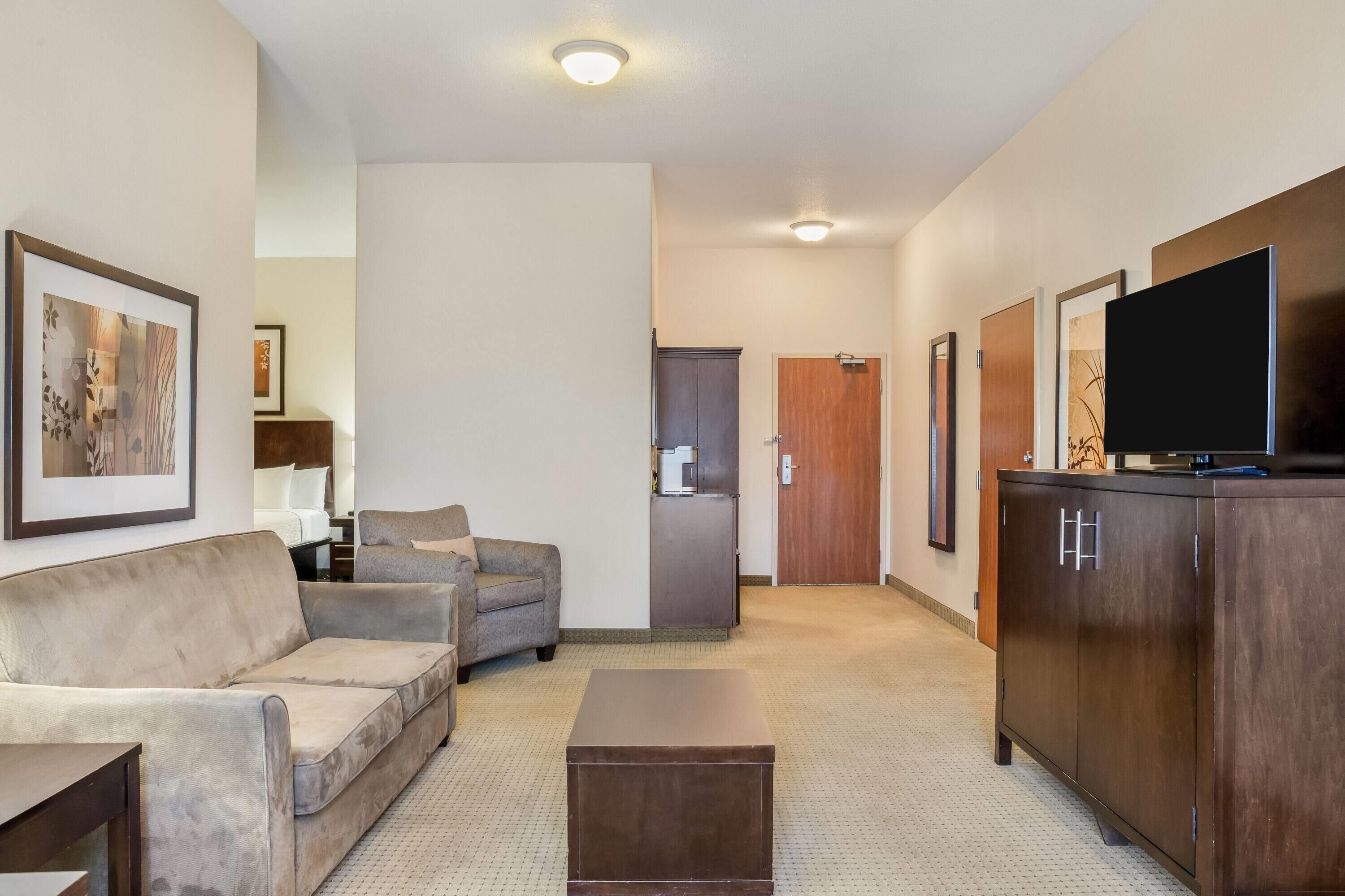 Bureau, fer et planche  à repasser, lits pliants/supplémentaires