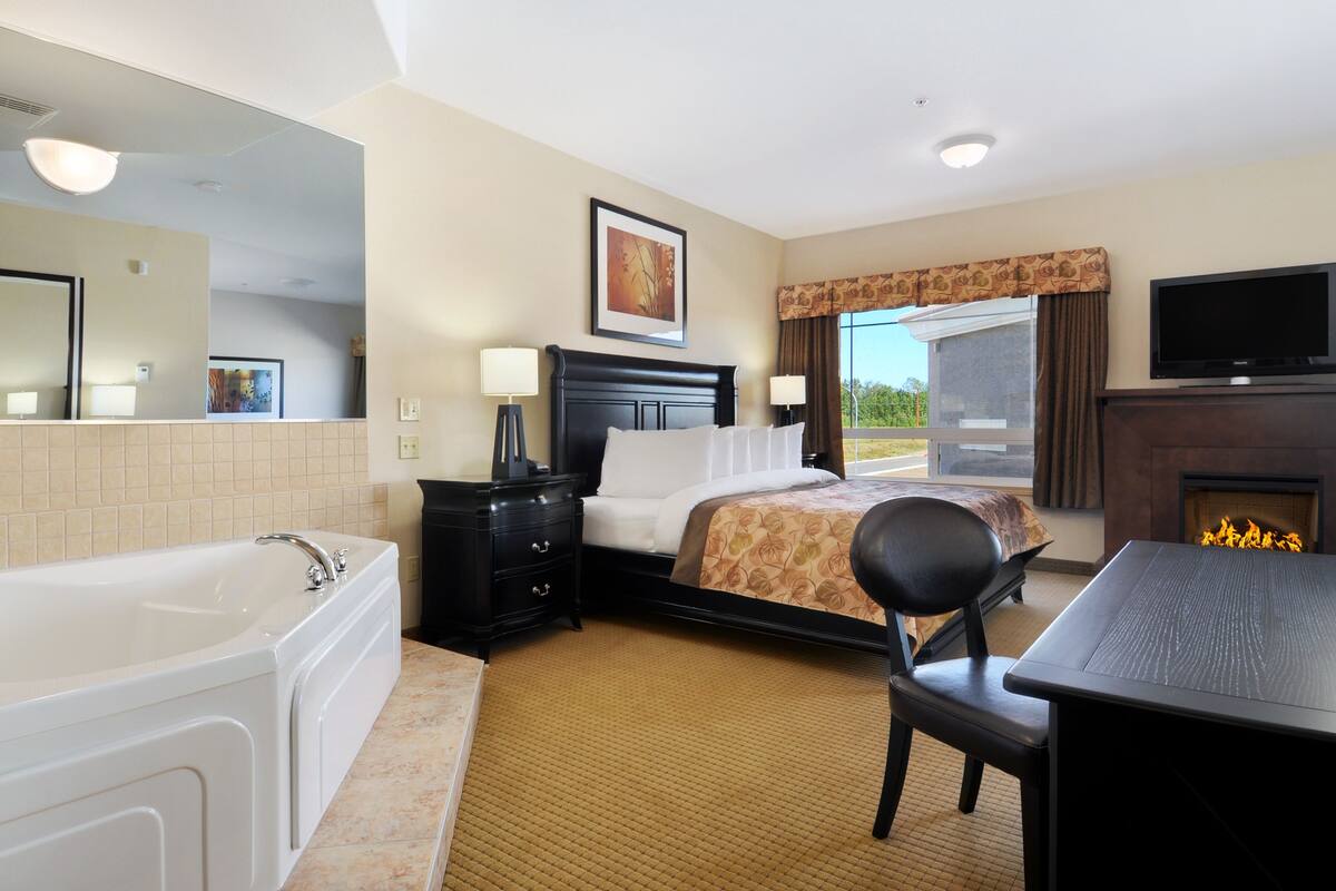 suite, 1 king bed, non smoking, hot tub | desk, iron/ironing board, rollaway beds, free wifi