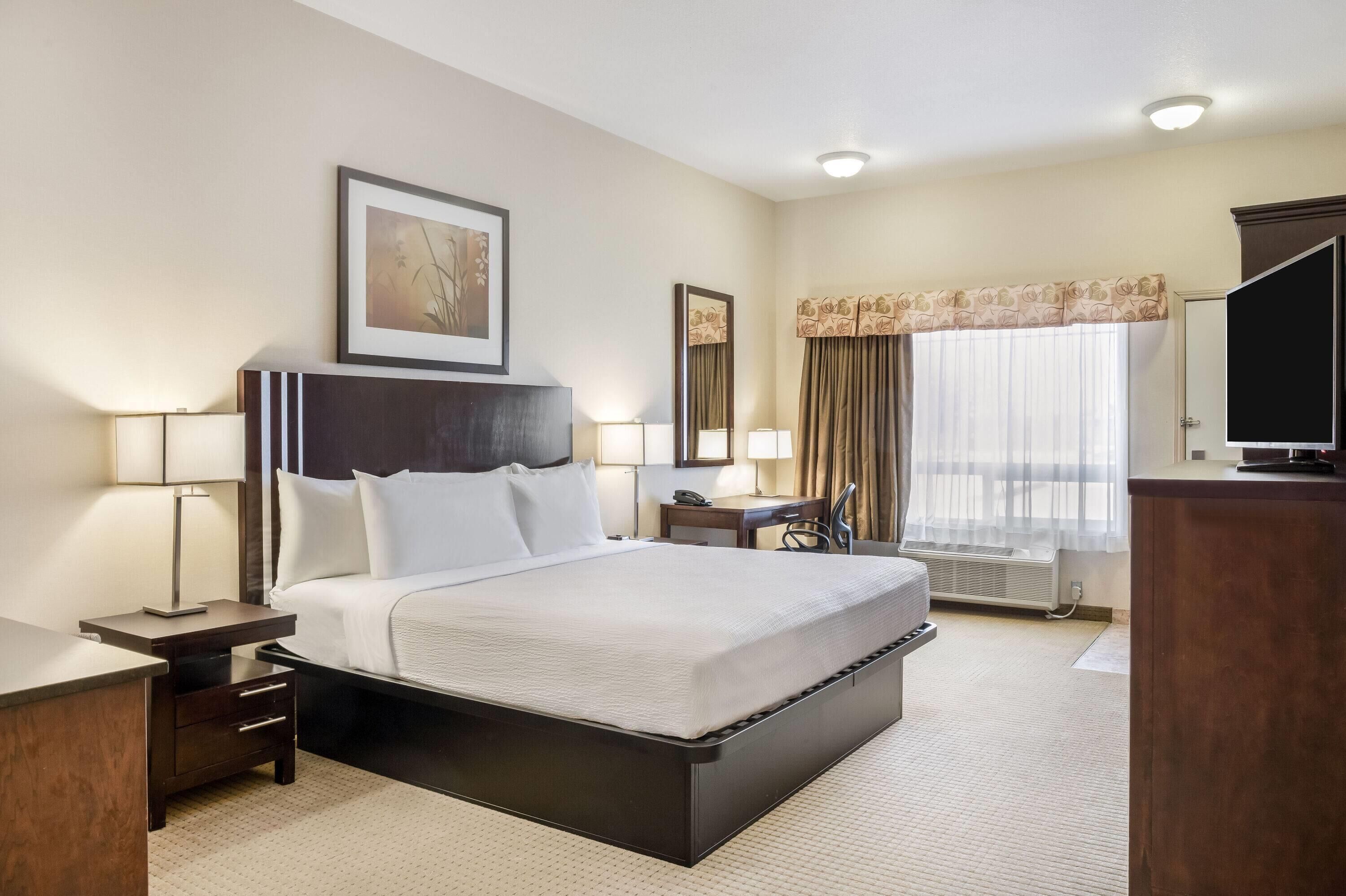 Bureau, fer et planche à repasser, lits pliants/supplémentaires