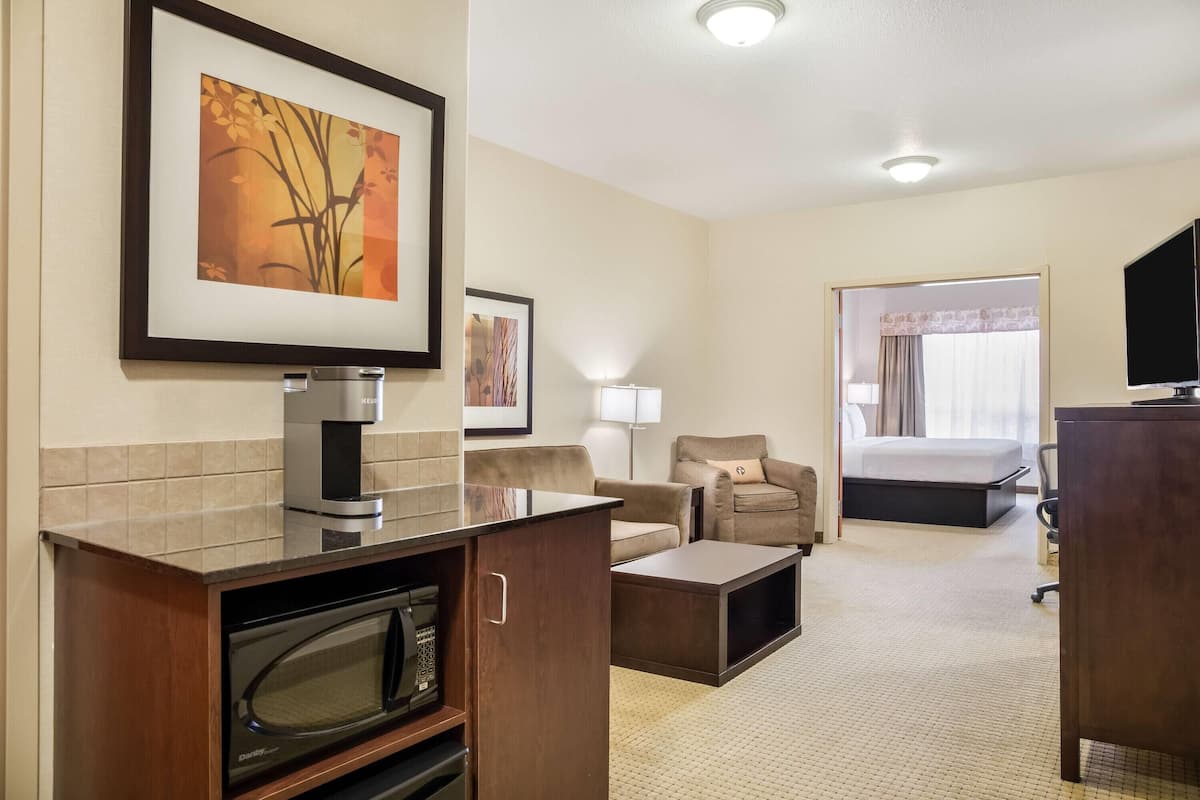 Desk, iron/ironing board, rollaway beds, free WiFi