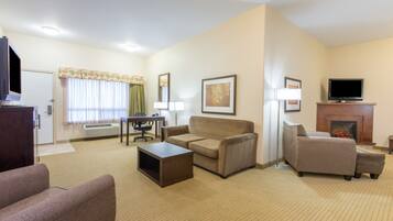 Suite, 1 Tempat Tidur King | Area keluarga | Televisi layar datar 32-inci dengan saluran TV kabel dan TV