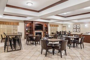 Free daily continental breakfast - Ramada by Wyndham Lac La Biche (Lac La Biche)