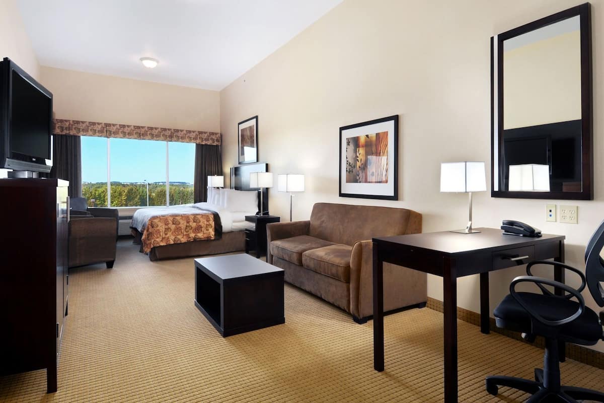 Desk, iron/ironing board, rollaway beds, free WiFi