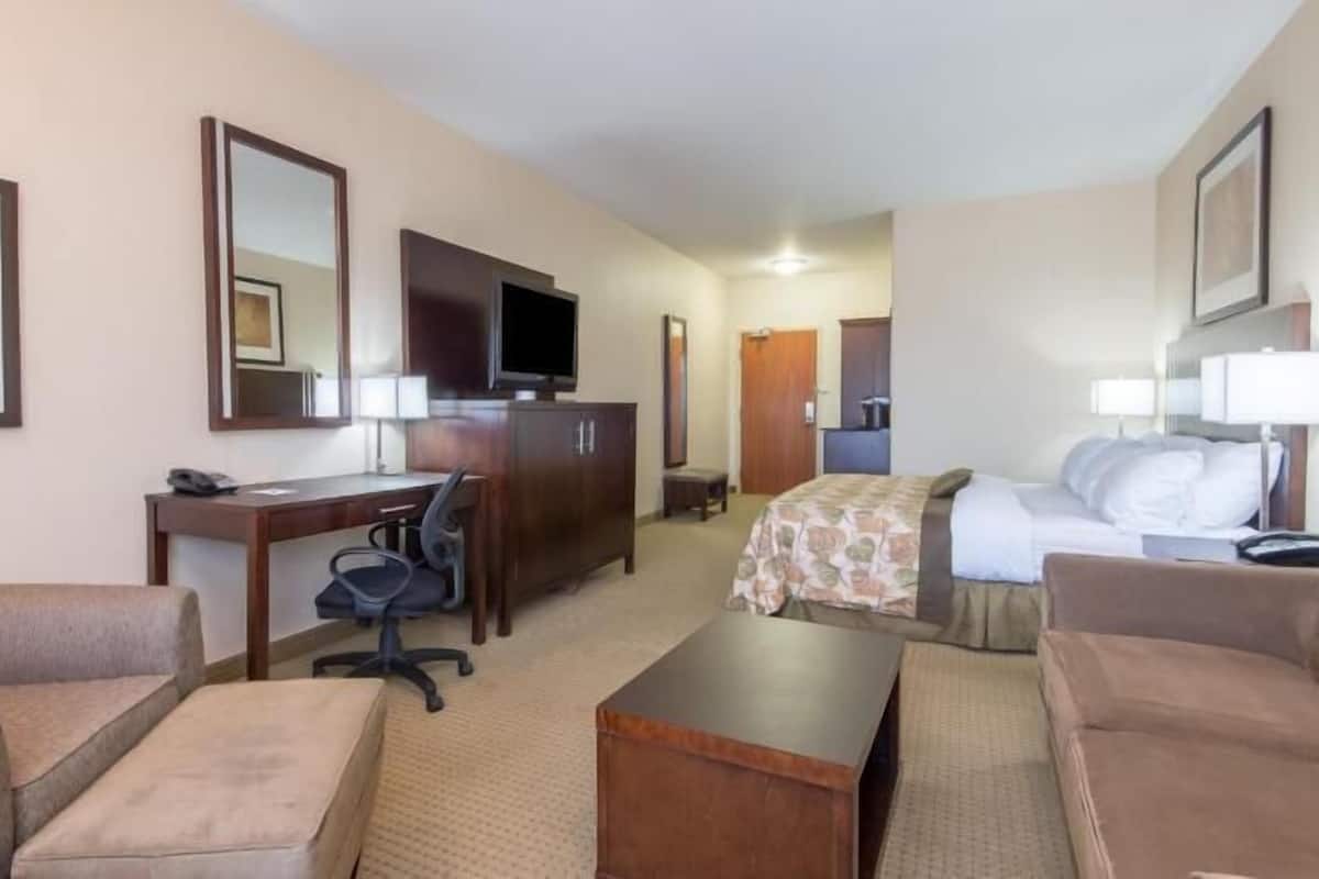 Desk, iron/ironing board, rollaway beds, free WiFi
