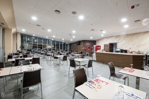Breakfast and lunch served, local cuisine - Hotel Abad San Antonio (León)