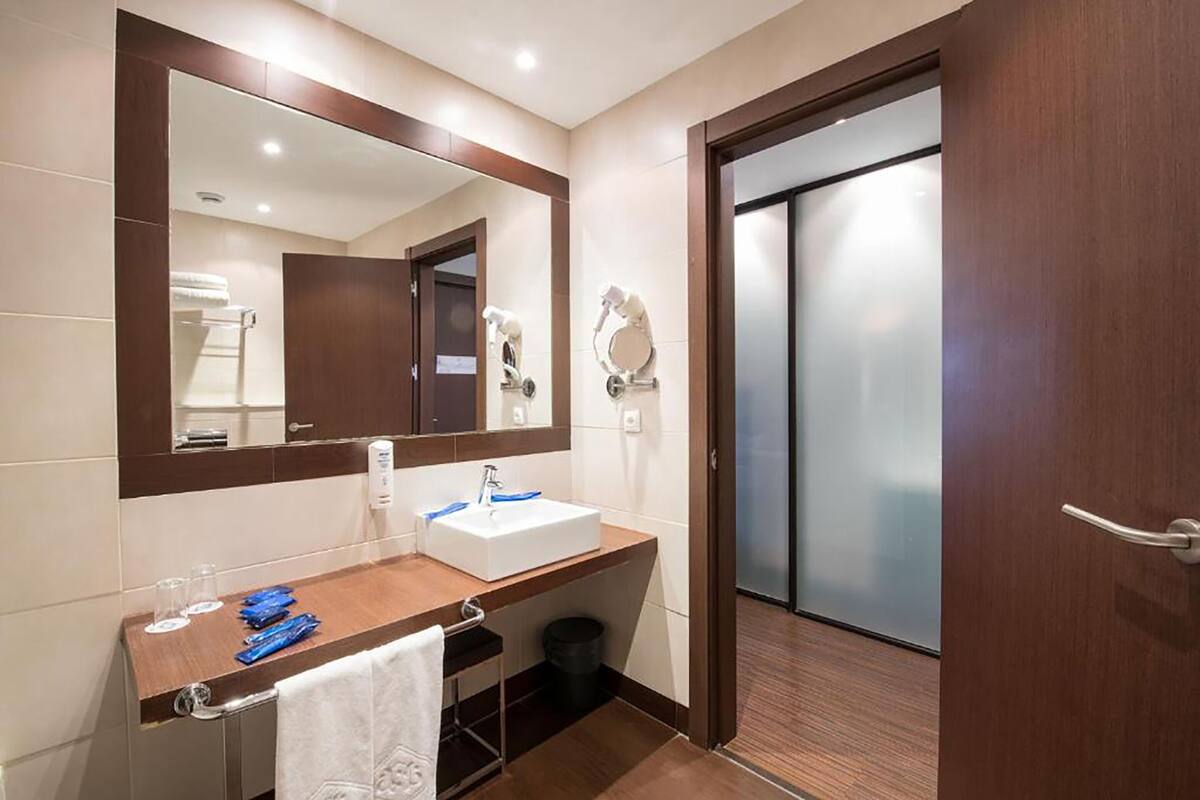 superior double room | minibar, in-room safe, desk, blackout curtains