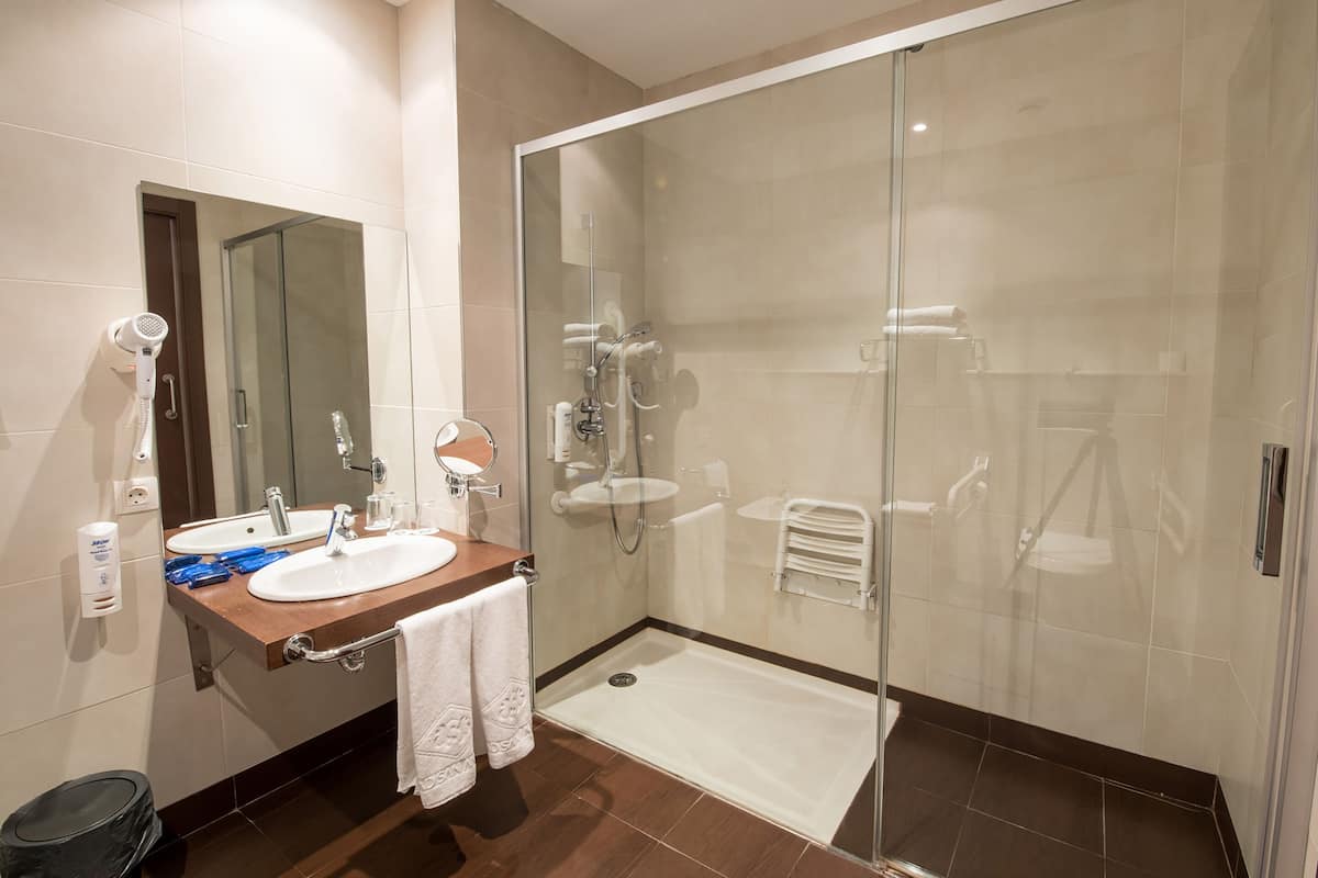 double room, accessible | bathroom | combined shower/bathtub, rainfall showerhead, free toiletries