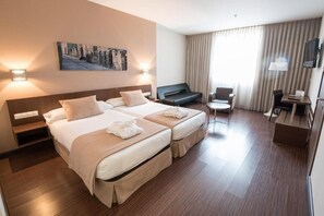 Minibar, in-room safe, desk, blackout drapes - Hotel Abad San Antonio (León)