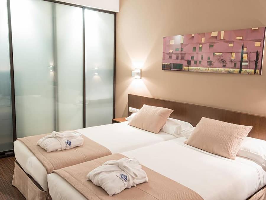 Doppelzimmer, barrierefrei | Minibar, Zimmersafe, Schreibtisch, Verdunkelungsvorhänge