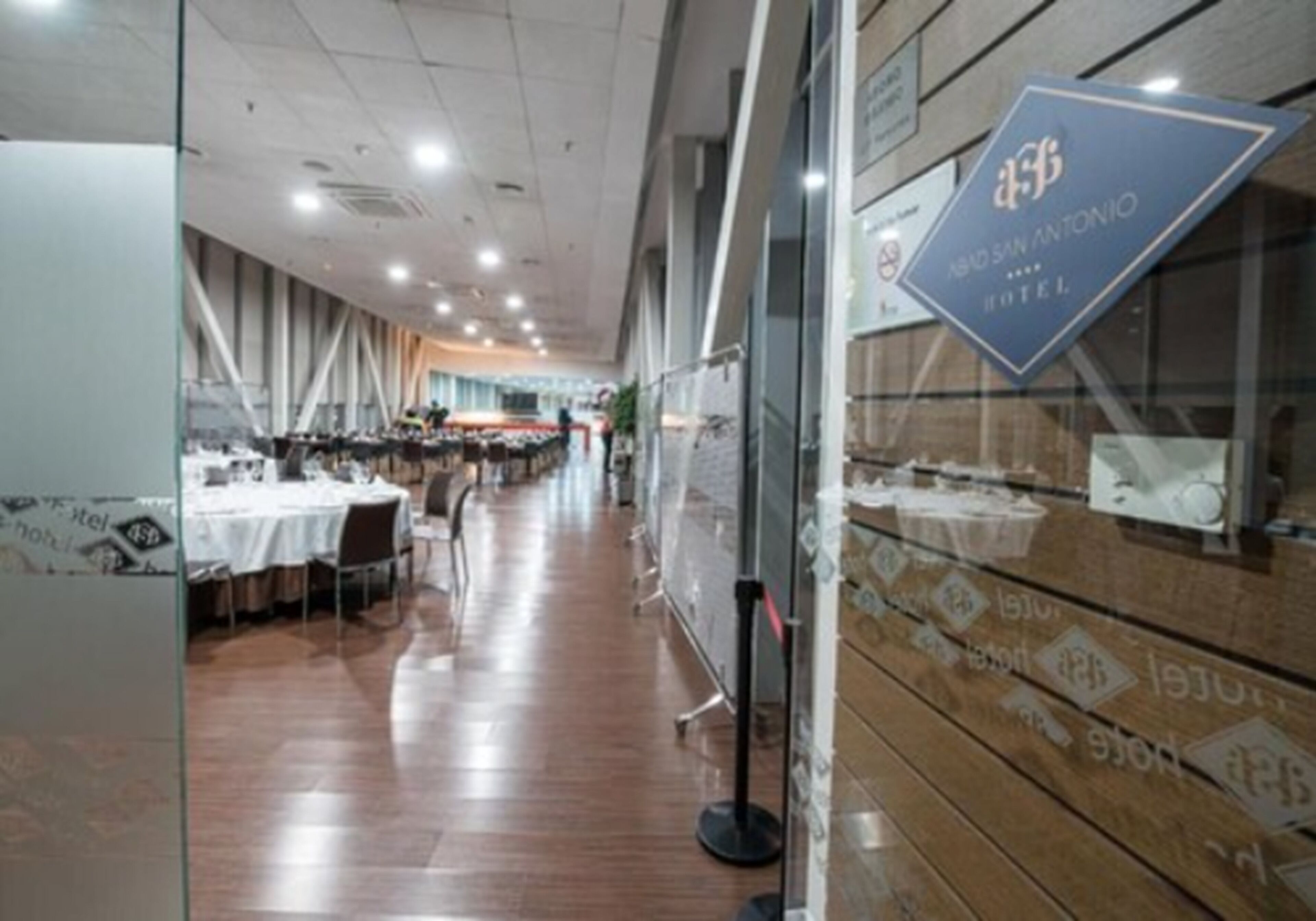 breakfast and lunch served, local cuisine