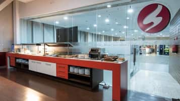 Petit déjeuner et déjeuner servis sur place, spécialités Cuisine locale
