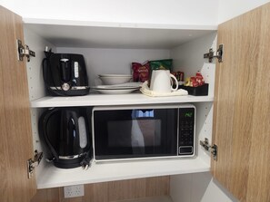 Room, 1 Queen Bed, Non Smoking | Iron/ironing board, cribs/infant beds, rollaway beds, free WiFi