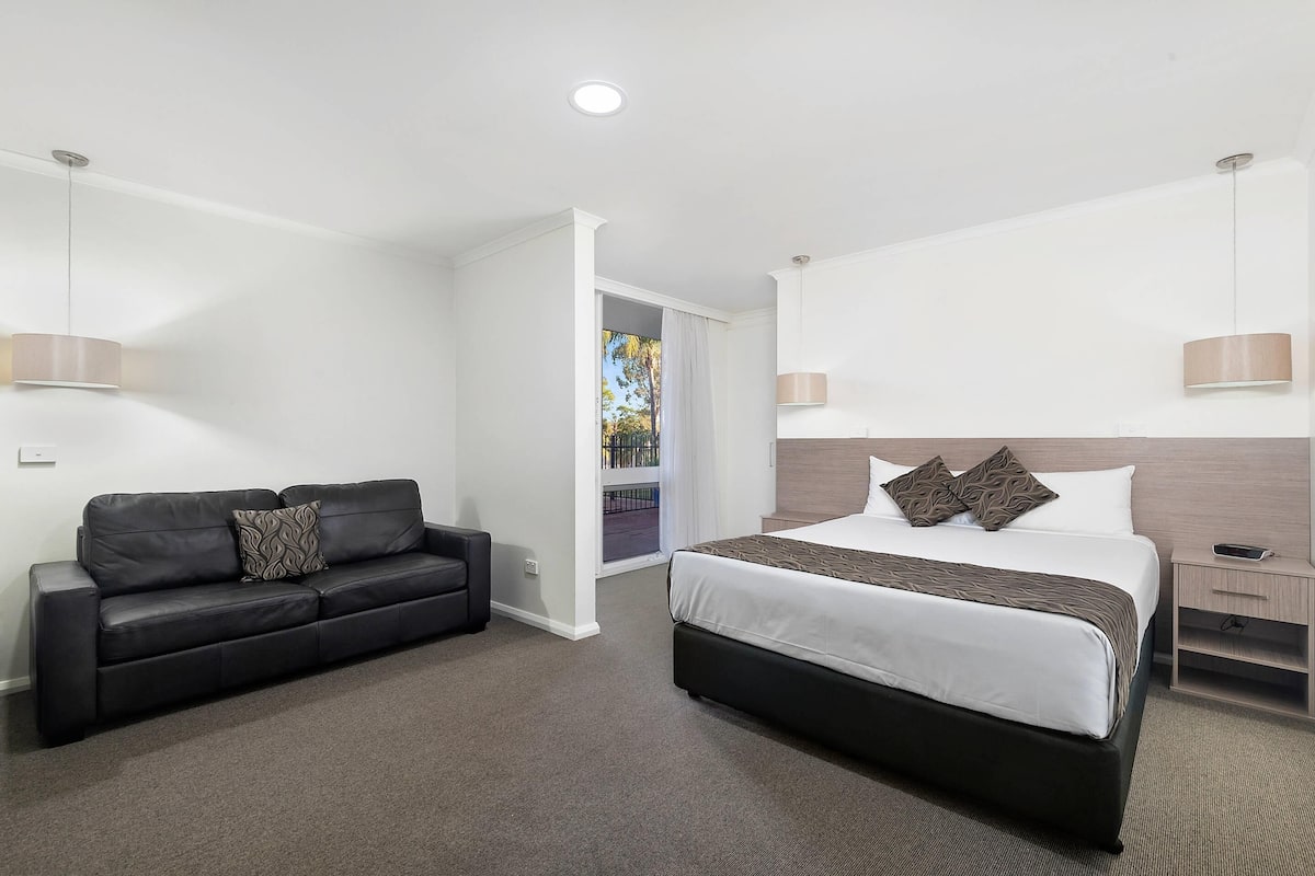 Deluxe Room, Multiple Beds, Non Smoking | Iron/ironing board, cribs/infant beds, rollaway beds, free WiFi