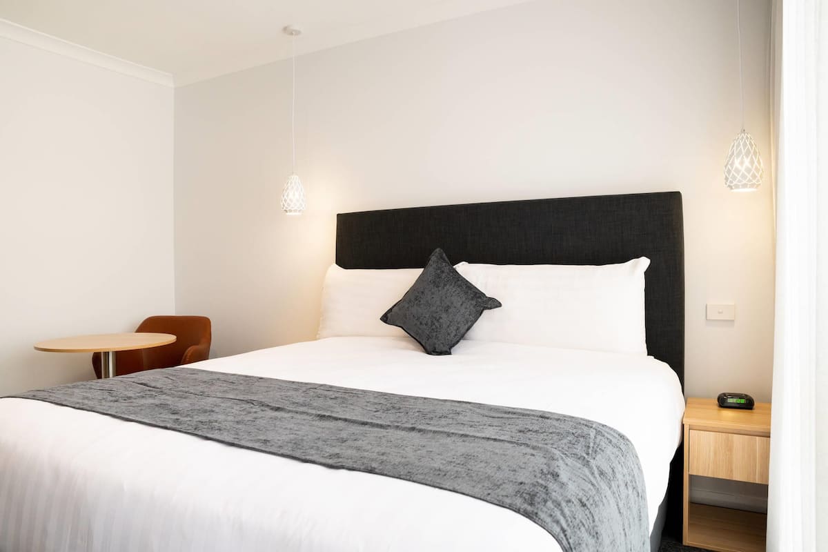 Apartment, 1 King Bed (Studio) | Iron/ironing board, cribs/infant beds, rollaway beds, free WiFi