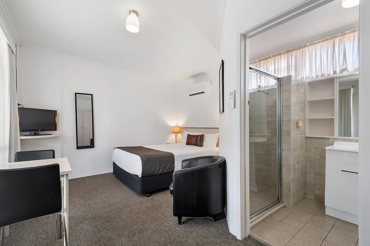 Standard Room, 1 Queen Bed, Non Smoking | Iron/ironing board, cribs/infant beds, rollaway beds, free WiFi