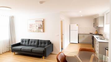 Apartment, 2 Schlafzimmer | Bügeleisen/Bügelbrett, Babybetten, Zustellbetten, kostenloses WLAN