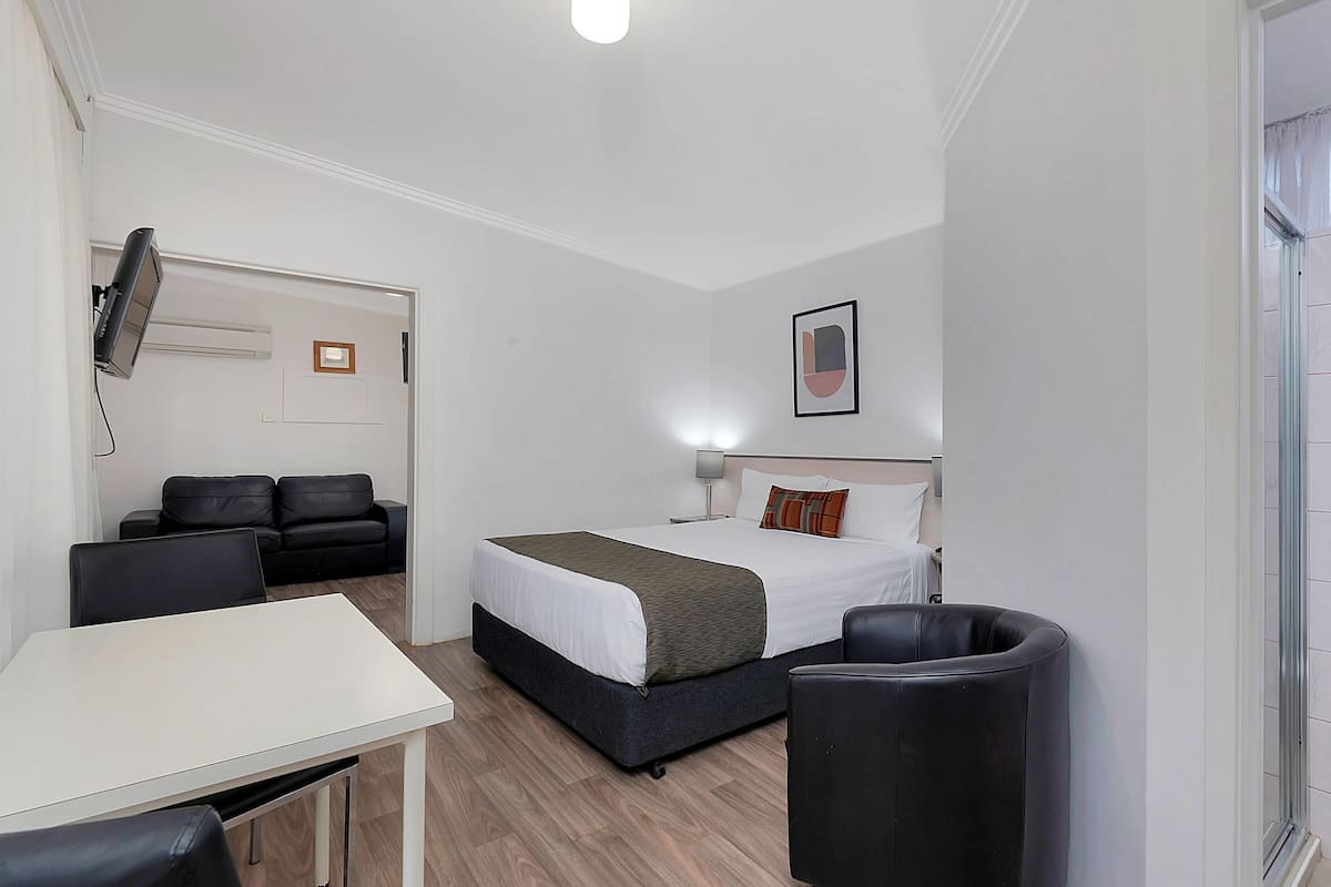 Queen Studio | Iron/ironing board, cribs/infant beds, rollaway beds, free WiFi