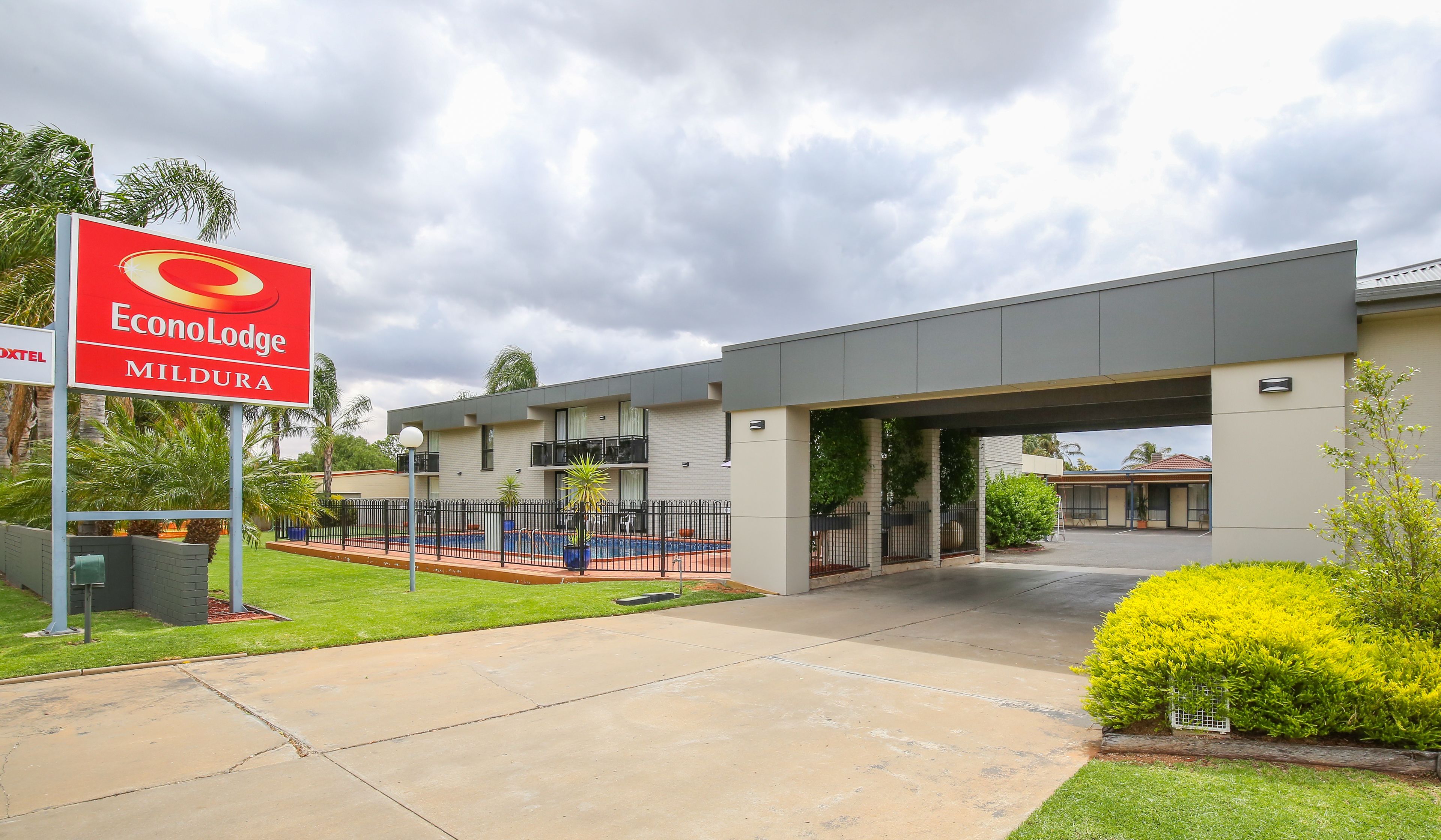 Um edifício moderno com uma placa indicando EconoLodge Mildura.