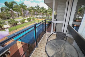 Deluxe Room, 1 King Bed, Non Smoking, Pool View | Balcony - Econo Lodge Mildura (Mildura)