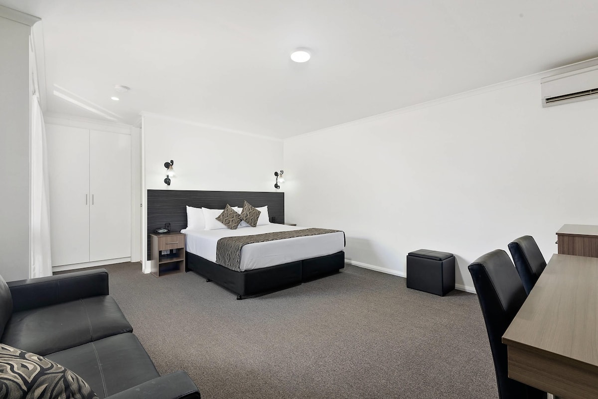 Deluxe Room, 1 King Bed, Non Smoking, Pool View | Iron/ironing board, cribs/infant beds, rollaway beds, free WiFi