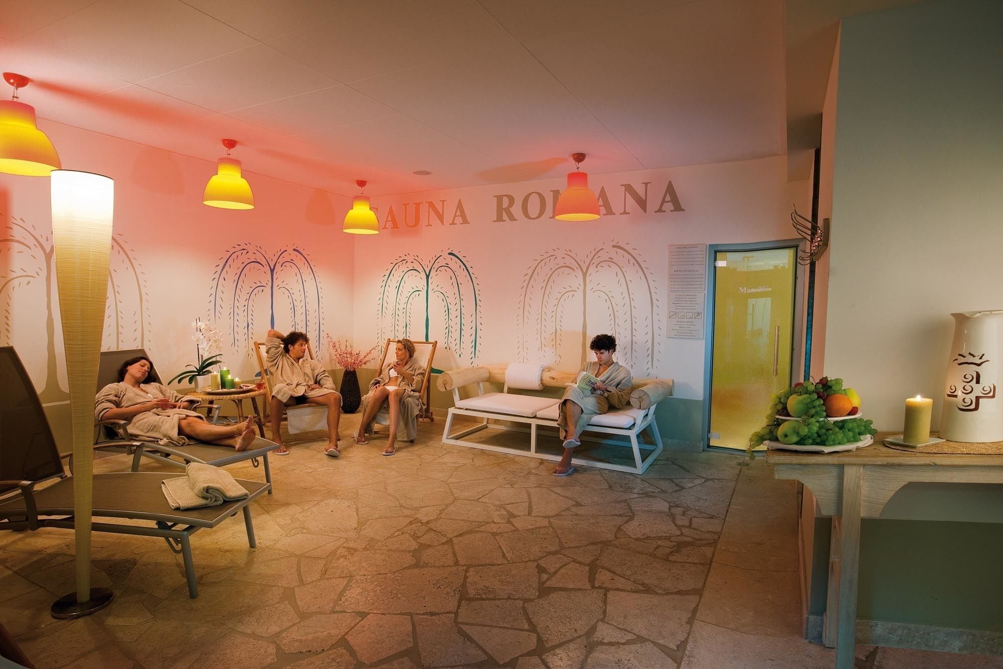 Un área de spa con múltiples opciones de asientos, una recepción y una pared con el nombre 'FAUNA ROLANA'.