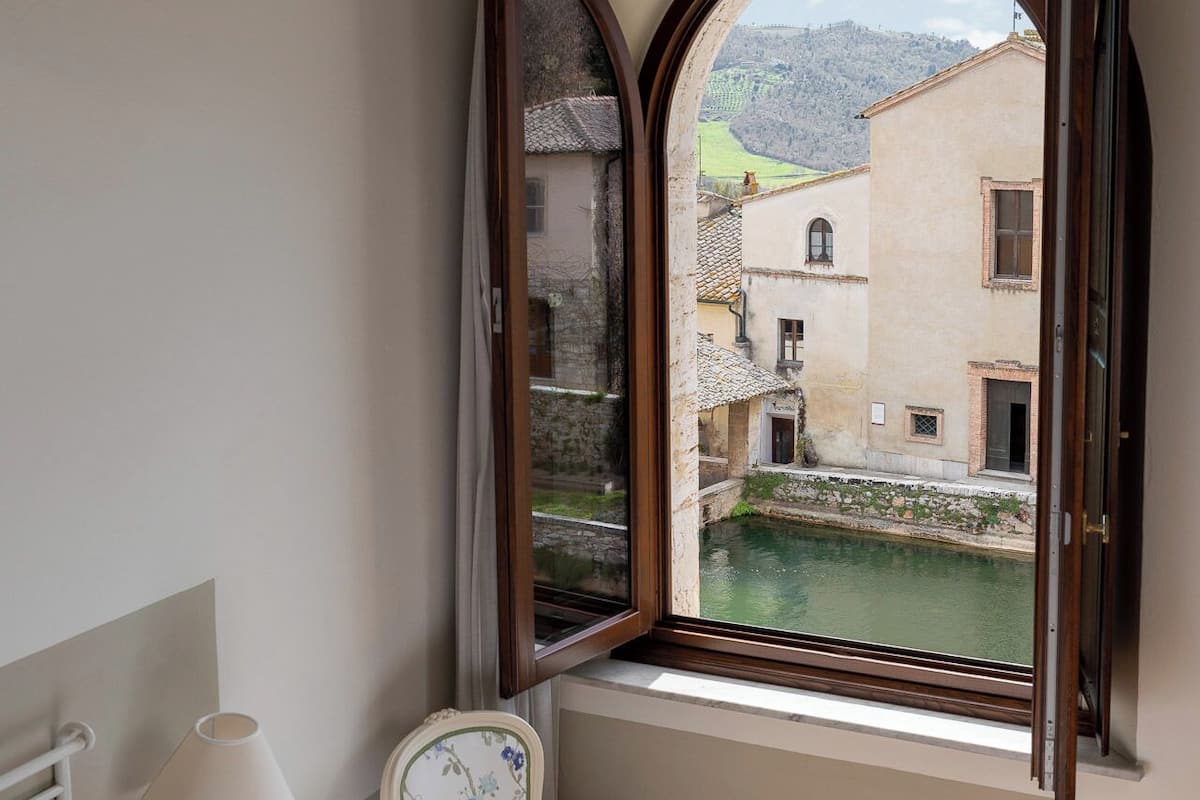 Suite con vista | 1 makuuhuone, ylelliset vuodevaatteet, minibaari, tallelokero huoneessa