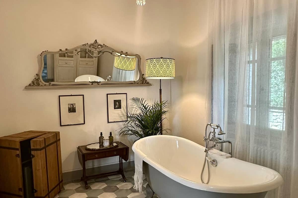 separate bathtub and shower, free toiletries, hair dryer, slippers