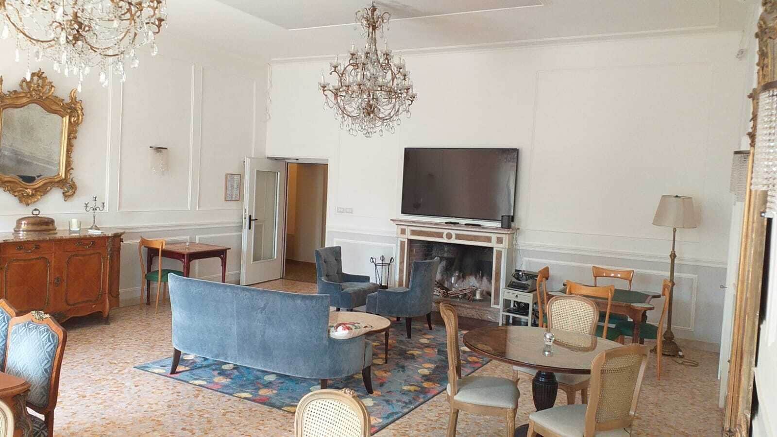 Sala de estar com lareira, televisão e diferentes opções de assentos.