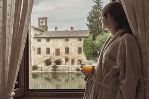 1 多间卧室、高档床上用品、迷你吧、客房内保险箱