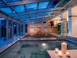 Indoor spa tub