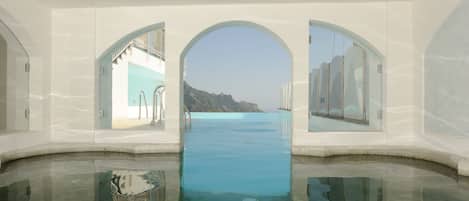 Piscine extérieure, chaises longues