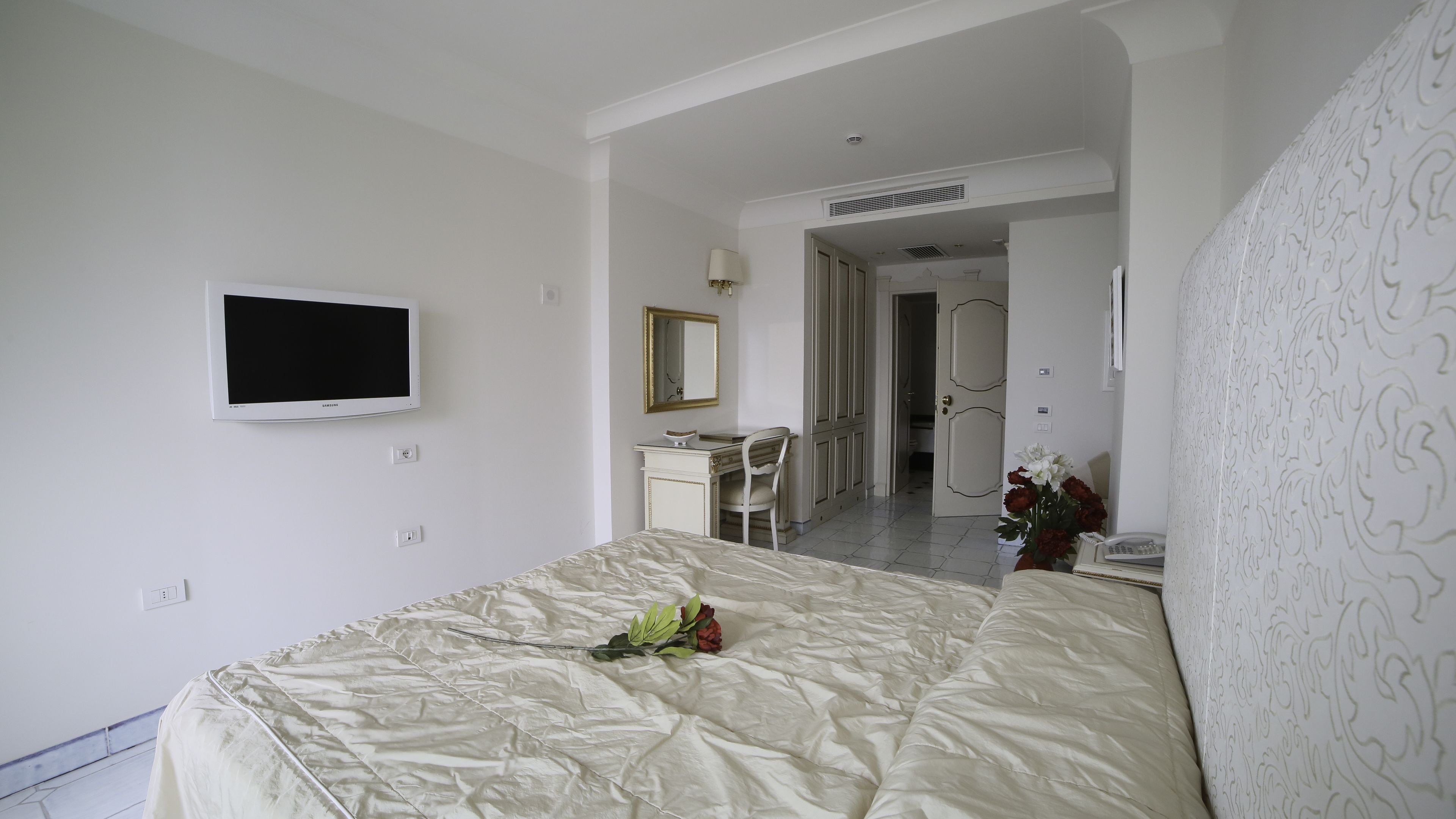 standard double room, balcony, ground floor | minibar, in-room safe, soundproofing, free wifi
