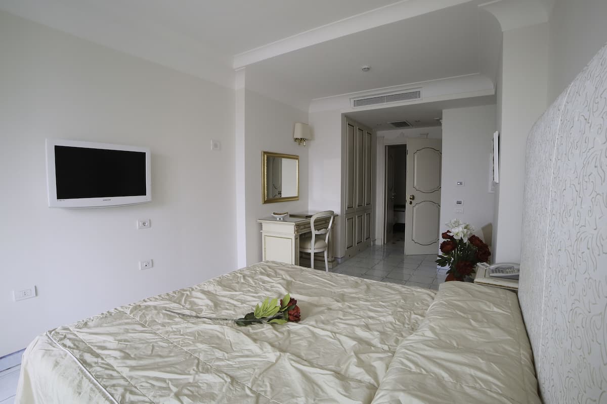 standard double room, balcony, ground floor | minibar, in-room safe, soundproofing, free wifi