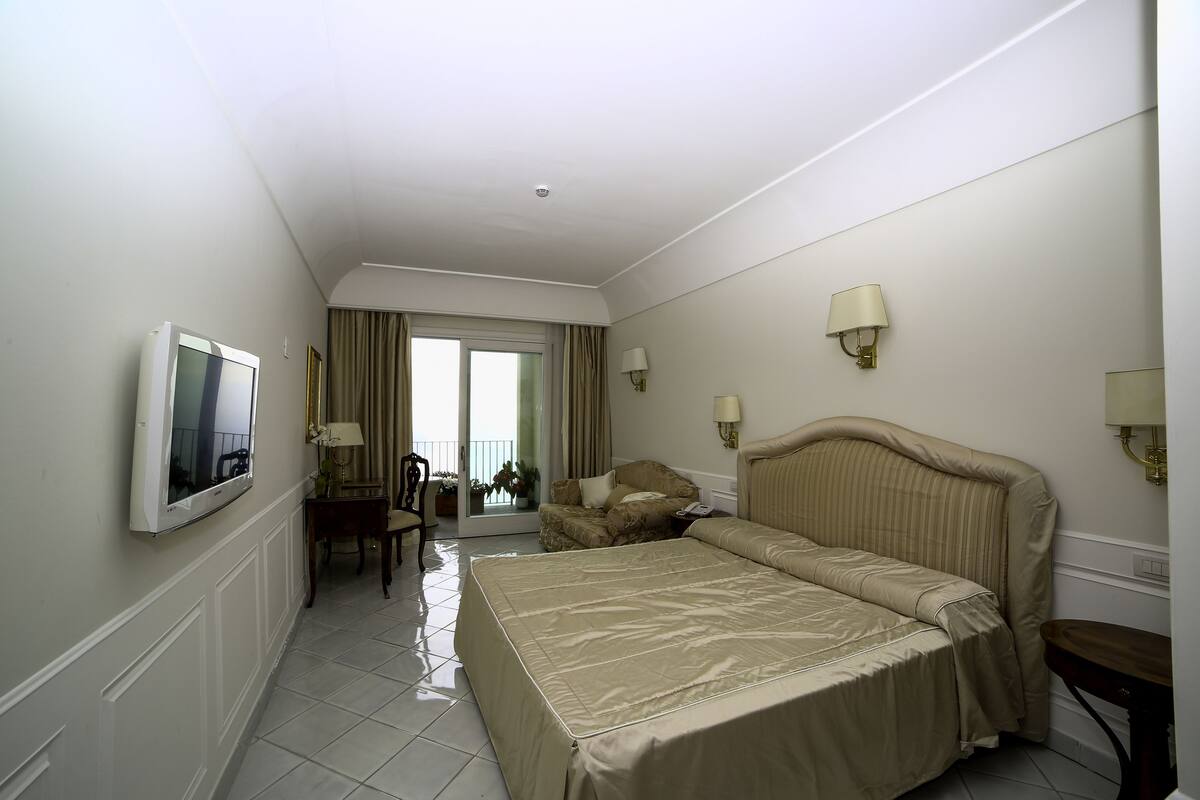 Deluxe Double Room, Balcony, Sea View | Minibar, in-room safe, soundproofing, WiFi (free)