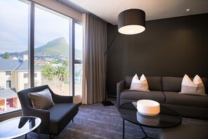 Minibar, caja de seguridad en la habitación y escritorio 