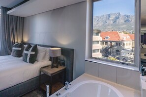 Minibar, caja de seguridad en la habitación y escritorio 