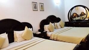 Minibar, in-room safe, desk, iron/ironing board - M Plaza Hotel (Accra)