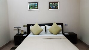 Quarto solteiro standard | Frigobar, cofres nos quartos, escrivaninha