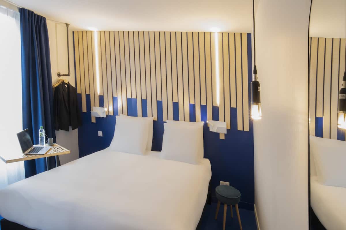 Standard Room, 1 Double Bed | Hypo-allergenic bedding, desk, soundproofing, iron/ironing board