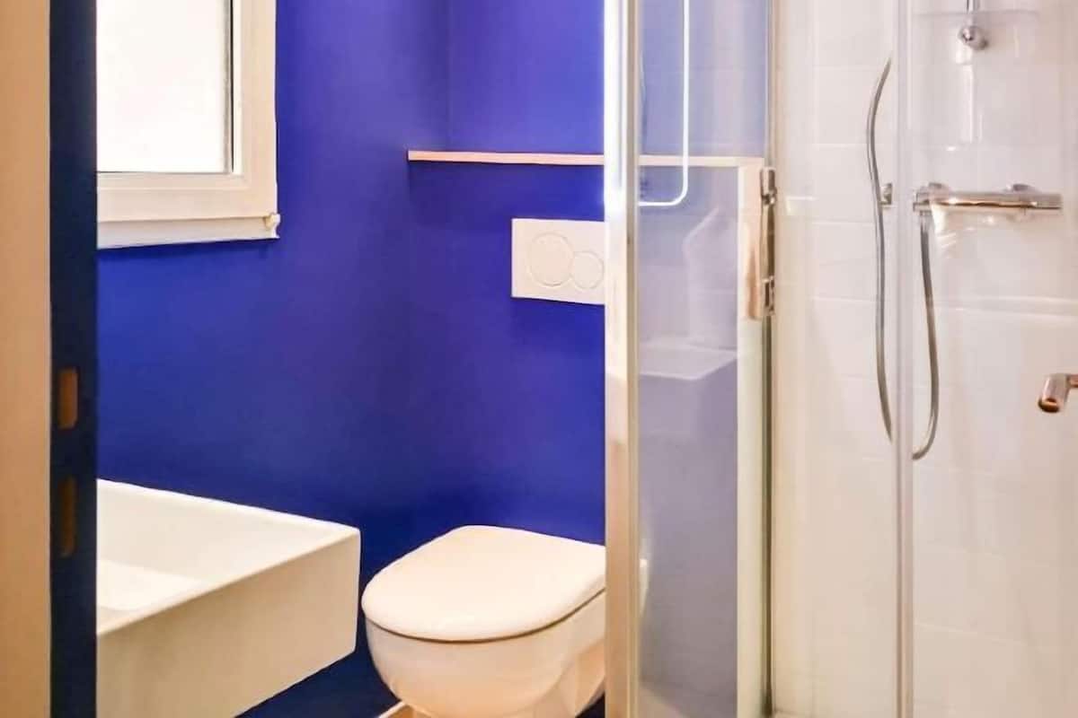 Shower, eco-friendly toiletries, hair dryer, towels