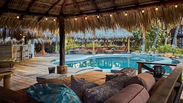 Ulkouima-allas avoinna 9.00–21.00, aurinkovarjoja