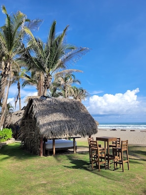 En privat strand, massage på stranden, roning/kanosejlads