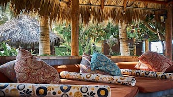 Standard Bungalow, 1 King Bed | Living area