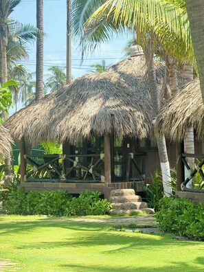 Cabaña Deluxe | Edredón, caja de seguridad en la habitación y decoración personalizada