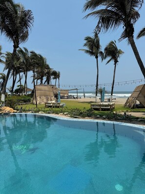 Una piscina al aire libre, sombrillas