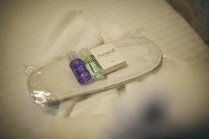Una necesser de bany d'hotel amb una etiqueta i dues ampolles.